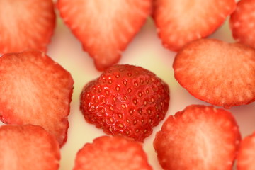 スライスしたイチゴ　背景白