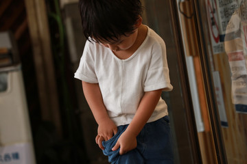 ポケットからお金を取り出す男の子