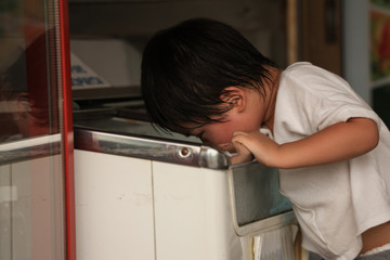 アイスを選ぶ男の子