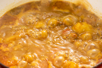 鍋でカレーを煮込む