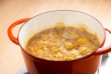 鍋でカレーを煮込む