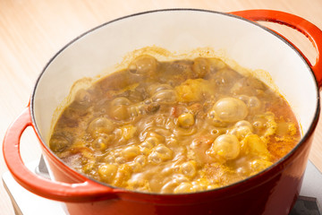 鍋でカレーを煮込む