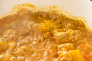 鍋でカレーを煮込む