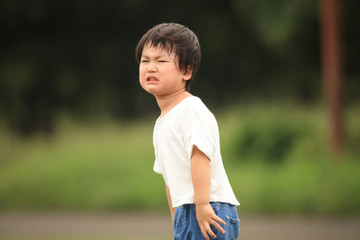 泣く男の子