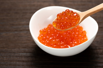 イクラをスプーンで掬う