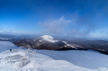 Fototapeta na wymiar Bieszczady panorama z połoniny Wetlińskiej zima