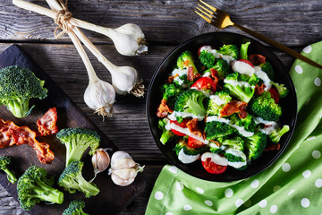 broccoli tomato salad with crispy fried bacon
