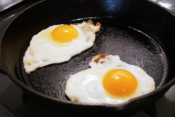 目玉焼きを焼くフライパン