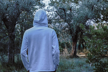 Photo d'un homme en forêt