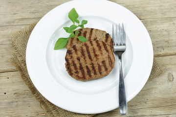 steak haché de boeuf grillé dans une assiette