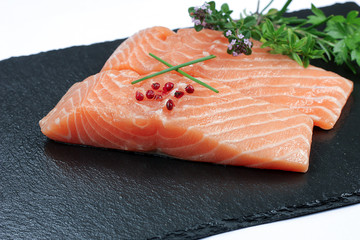 morceaux de saumon cru sur une ardoise