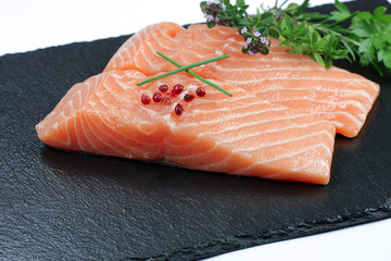 morceaux de saumon cru sur une ardoise