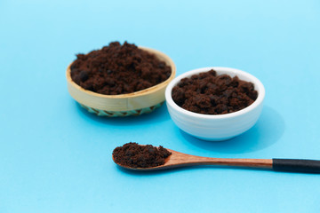 Brown sugar and brown sugar in a bamboo basket,,