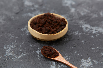 Brown sugar and brown sugar in a bamboo basket,,