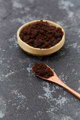 Brown sugar and brown sugar in a bamboo basket,,