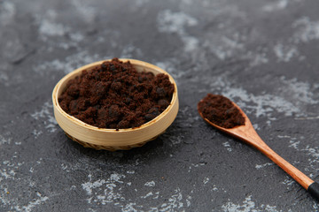 Brown sugar and brown sugar in a bamboo basket,,