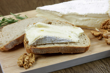 tranche de brie et pain sur une planche à découper