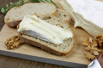 tranche de brie et pain sur une planche à découper