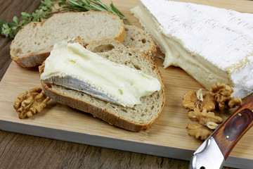 tranche de brie et pain sur une planche à découper