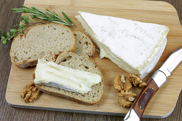 tranche de brie et pain sur une planche à découper