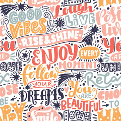 Lettrage de mots positifs de modèle sans couture. Typographie d& 39 inspiration mignonne douce. Pour le textile, le papier d& 39 emballage, les arrière-plans de style dessinés à la main