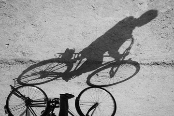 Fototapeta na wymiar Sombra de persona viajando en bicicleta antigua 
