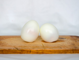 Tabla de madera con dos huevos cocidos
