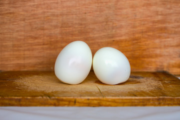 Tabla de madera con dos huevos cocidos