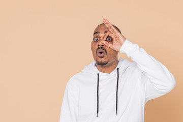 Obraz premium African guy with a white sweatshirt