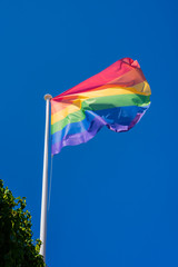 Bandera LGTBI sobre cielo azul
