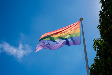 Bandera LGTBI sobre cielo azul