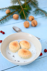 Mohnsuppe mit Hefegebäck	