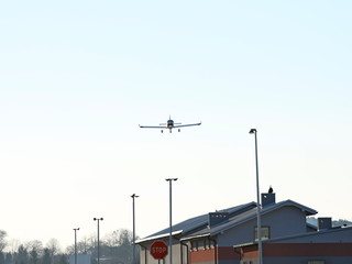 Fototapeta premium Yaslo, Polska - 7 9 2019: lekki sportowy samolot turbośmigłowy leci po niebie wśród deszczowych chmur. Lądowanie w trudnych warunkach atmosferycznych. Meteorologia i prognoza pogody dla lotnictwa
