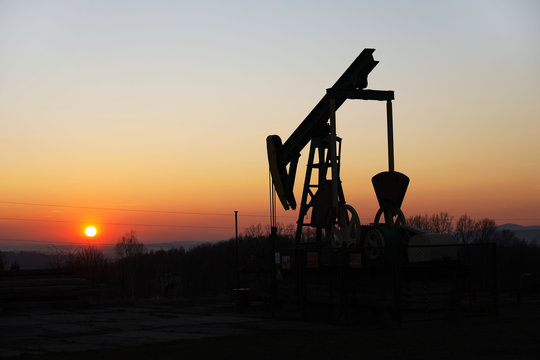 Silhouette Of Oil Pump Station In Sunset. Tansport And Distribution Of Oil. Technology Of Oil Transportation System. Training Manual For Oil Refining. Extraction Of Natural Resources. Beautiful View