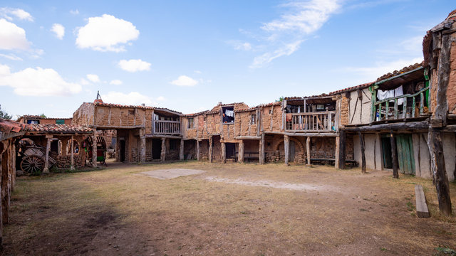 Arquitectura tradicional de la ribera del Arlanza burgalesa en Territorio Artlanza. Tomada en Quintanilla del Agua el 9 de septiembre de 2018