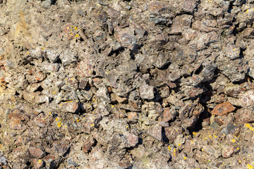 Reinforced concrete wall with stones