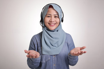 Muslim Lady Call Center Operator