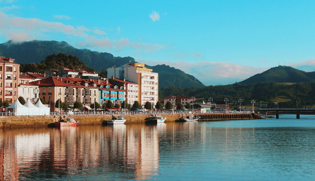 Reflejos en el agua del puerto en Ribadesella.