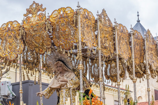 Pass in the Holy Week of Leon (Spain) known as Madre Dolorosa that leaves on Holy Friday. It is in the Square of San Isidoro