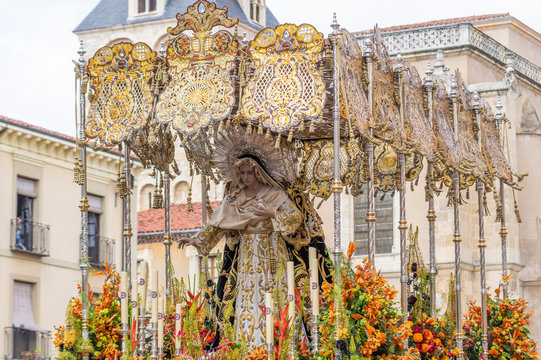 Pass in the Holy Week of Leon (Spain) known as Madre Dolorosa that leaves on Holy Friday. It is in the Square of San Isidoro