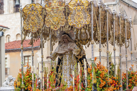 Pass in the Holy Week of Leon (Spain) known as Madre Dolorosa that leaves on Holy Friday. It is in the Square of San Isidoro