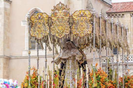 Pass in the Holy Week of Leon (Spain) known as Madre Dolorosa that leaves on Holy Friday. It is in the Square of San Isidoro