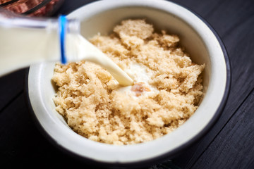Pour milk into a plate with bread to prepare a dish - cutlets.