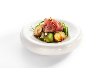 Salad with roast beef and vegetables