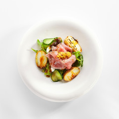 Salad with roast beef and vegetables