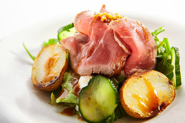 Salad with roast beef and vegetables