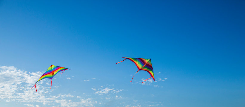 Dos cometas volando en el cielo azul