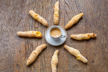biscoitos de pão de queijo em formato de relógio com café
