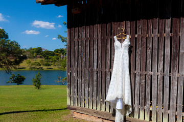 vestido de noiva pendurado ao ar livre