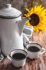Café en Fondo Oscuro con Flores